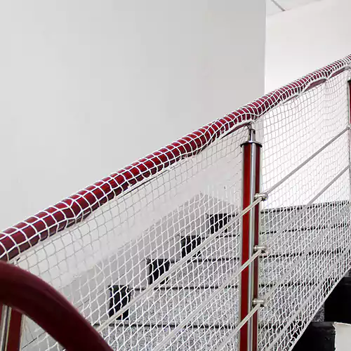 Staircase safety net installation